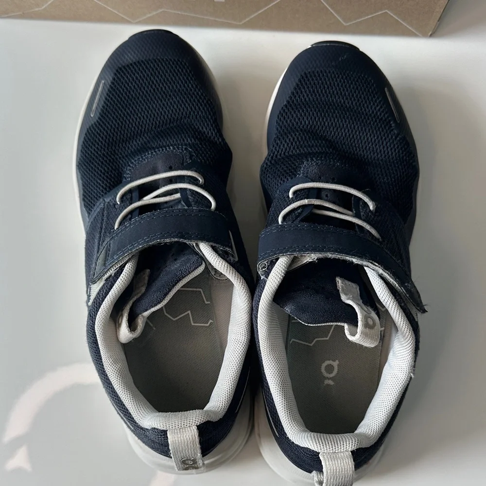 On Running Cloud Play Midnight White Size 3 Kids - Picture 3 of 6